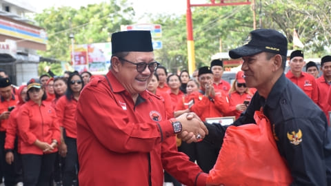 PDI Perjuangan Tebar Ratusan Paket Sembako di HUT Kemerdekaan