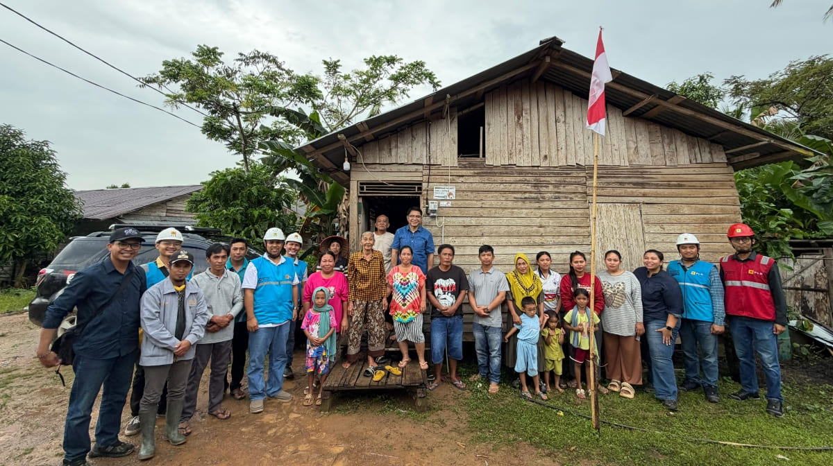 Foto Bersama Franciscus Sibarani Tinjau Desa Buduk Sempandang di Sambas, Pastikan Program Listrik Desa Terlaksana dan Tepat Sasaran
