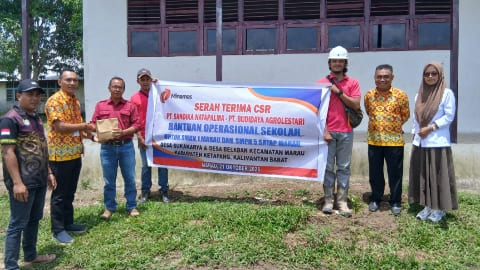 SMP Negeri 5 Satu Atap Marau Ketapang Terima Bantuan Pendidikan Program CSR SMP Negeri 5 Satu Atap Marau Ketapang Terima Bantuan Pendidikan Program CSR