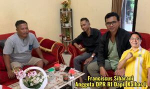 Foto Bersama Yohanes Tola Bahas Solusi Masa Depan Pemuda, Perangkat Desa Karya Mukti Berdialog dengan Tim Franciscus Sibarani