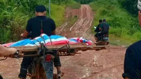Jenazah diantar Pakai Motor: Potret Pembangunan di Perbatasan Entikong Kalbar