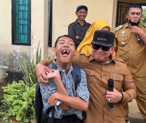 Bupati Sujiwo Kagum dengan Siswa Penyandang Disabilitas di SMA N 2 Kubu