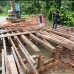 Jembatan di Kecamatan Marau Ketapang Ambruk: Warga Galang Dana untuk Perbaikan