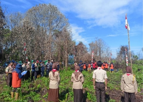 Tampak Komunitas Pemuda Sulayta menggelar peringatan 77 tahun kemerdekaan Indonesia di Taman Ekowisata Gambut, Desa Tri Mandayan, Kecamatan Teluk Keramat, Kabupaten Sambas pada Rabu (17/08).