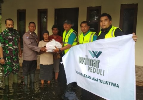 Wilmar Beri Bantuan Sembako ke Warga Terdampak Banjir di Kubu Raya