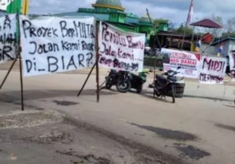 Warga Sintang Tuntut Gubernur Kalbar, Tulis di Spanduk 'Midji Merampot'