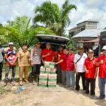 Legislator PDIP Bagikan Mie Instan untuk Korban Banjir di Galing Sambas
