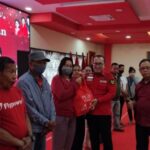 Sambut Natal, PDI Perjuangan Kalbar Bagikan Ribuan Paket Sembako ke Umat Kristiani