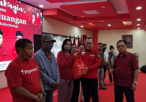 Sambut Natal, PDI Perjuangan Kalbar Bagikan Ribuan Paket Sembako ke Umat Kristiani