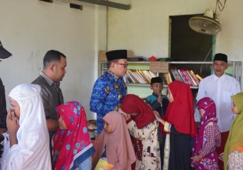 Wabup Sujiwo Beri Perhatian Anak Panti Asuhan Al Haq Sungai Rengas