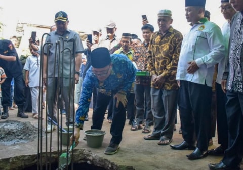 Sujiwo Letakkan Batu Pertama Pembangunan Masjid LDII di Rengas Kapuas
