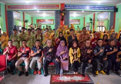 Sujiwo Ajak Pelajar SMA Taman Mulia Ikuti Olahraga Menembak
