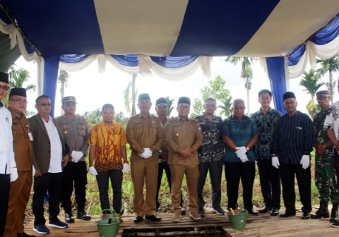 Wabup Sujiwo Dukung Penataan Lahan Pemakaman Raudhatul Jannah Wabup Sujiwo Dukung Penataan Lahan Pemakaman Raudhatul Jannah