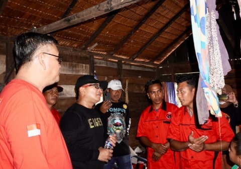 Sujiwo-Sukir dan Fraksi PDIP DPRD KKR Perbaiki Rumah Warga Tak Layak Huni