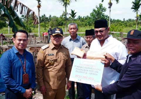 Salurkan CSR 20 Juta ke Yayasan Pemakaman, Sujiwo Puji Bank Kalbar