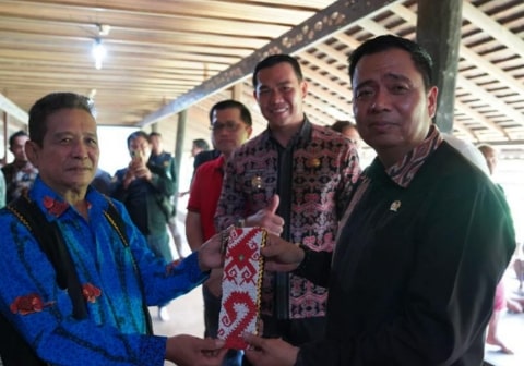 Lasarus Launching Renovasi Pembangunan Rumah Betang Lunsa Hilir