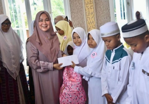 Permata Anugerah Desa Pal Sembilan Santuni Ratusan Anak Yatim