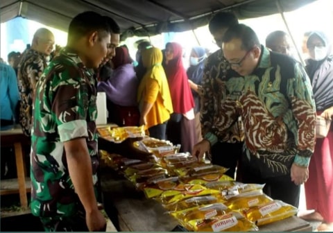 Sujiwo Sumbang 500 Liter Migor untuk Pasar Murah Lanud Supadio