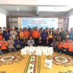 Sujiwo Bagikan Paket Lebaran ke Petugas Kebersihan Kubu Raya