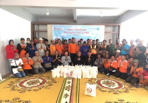 Sujiwo Bagikan Paket Lebaran ke Petugas Kebersihan Kubu Raya