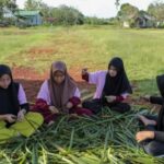 Srikandi Ganjar Kalbar Sulap Daun Nyiur jadi Produk Bernilai