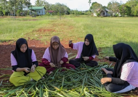 Srikandi Ganjar Kalbar Sulap Daun Nyiur jadi Produk Bernilai