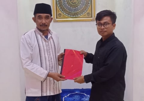 Ketua GMNI Al-Qolam Serahkan Buku 'Menggugah Pikiran' ke Kiai Thoriq Bin Ziyad