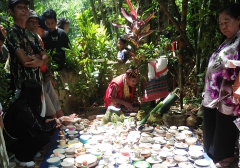 Masyarakat Angkabang Laksanakan Ritual Balala di Panyugu Nek' Rayunt