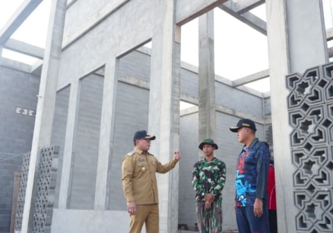 Sujiwo Beri Bantuan ke Pembangunan Masjid Yonko 465 Kopasgat