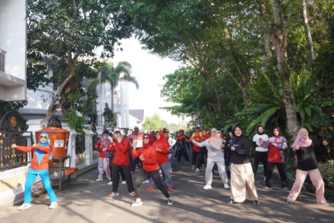 Caption: Senam Bersama saat Peresmian Ruang Terbuka di Halaman Rumah Wabup Sujiwo
