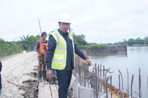 Banggakan Kalbar, Lasarus Raih Penghargaan Pro Pembangunan