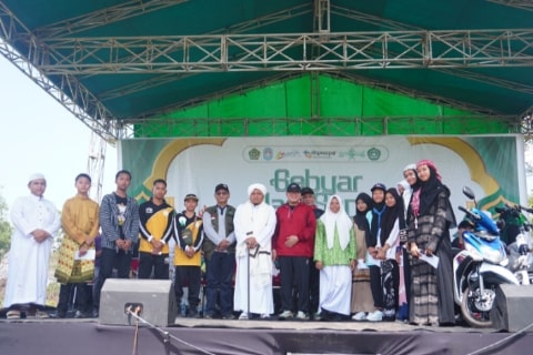 Wabup Sujiwo Sumbang Satu Unit Motor saat Hadiri Jalan Sehat Hari Santri