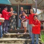 Sosialisasikan Ganjar-Mahfud, Yohanes Rumpak Bagikan Telur ke Warga Sintang 