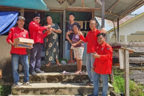 Sosialisasikan Ganjar-Mahfud, Yohanes Rumpak Bagikan Telur ke Warga Sintang 