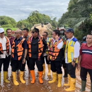 Tinjau Banjir di Sungai Ambawang, Ketua Komisi V DPR Minta Pemerintah Siapkan Solusi Permanen