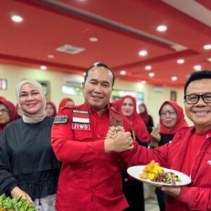 Rayakan HUT Megawati, Banteng Kalbar Bagikan 78 Tumpeng untuk Masyarakat