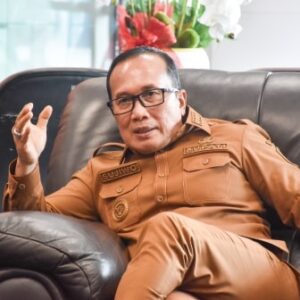 Tolak Mobil Dinas Baru, Bupati Kubu Raya Sujiwo Alihkan Anggaran untuk Perbaikan Jalan Rusak