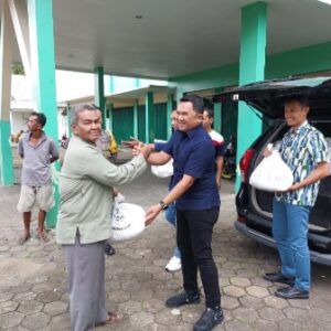 Polda Kalbar Bagikan Paket Sembako di Bulan Ramadhan
