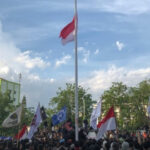 Penurunan Paksa Bendera Merah Putih Setengah Tiang Warnai Demonstrasi Mahasiswa di DPRD Kalbar
