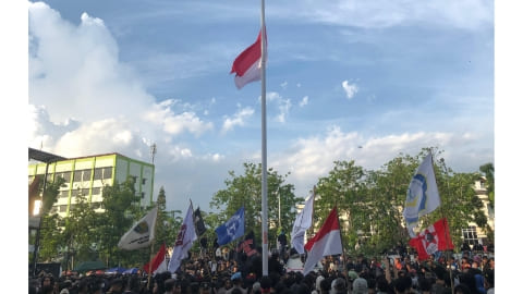 Penurunan Paksa Bendera Merah Putih Setengah Tiang Warnai Demonstrasi Mahasiswa di DPRD Kalbar