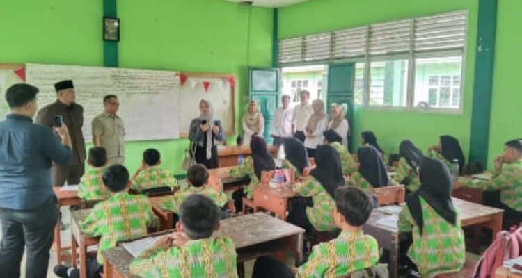 DPRD Komisi 4 Pontianak Tinjau Program Makan Bergizi Gratis di Sekolah(1) DPRD Komisi 4 Pontianak Tinjau Program Makan Bergizi Gratis di Sekolah