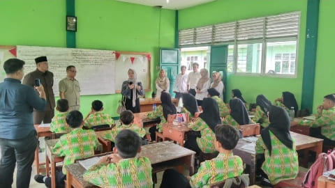 DPRD Komisi 4 Pontianak Tinjau Program Makan Bergizi Gratis di Sekolah
