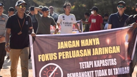 Warga Protes Tuntut Perbaikan Layanan Listrik ULP PLN Tumbang Titi Ketapang