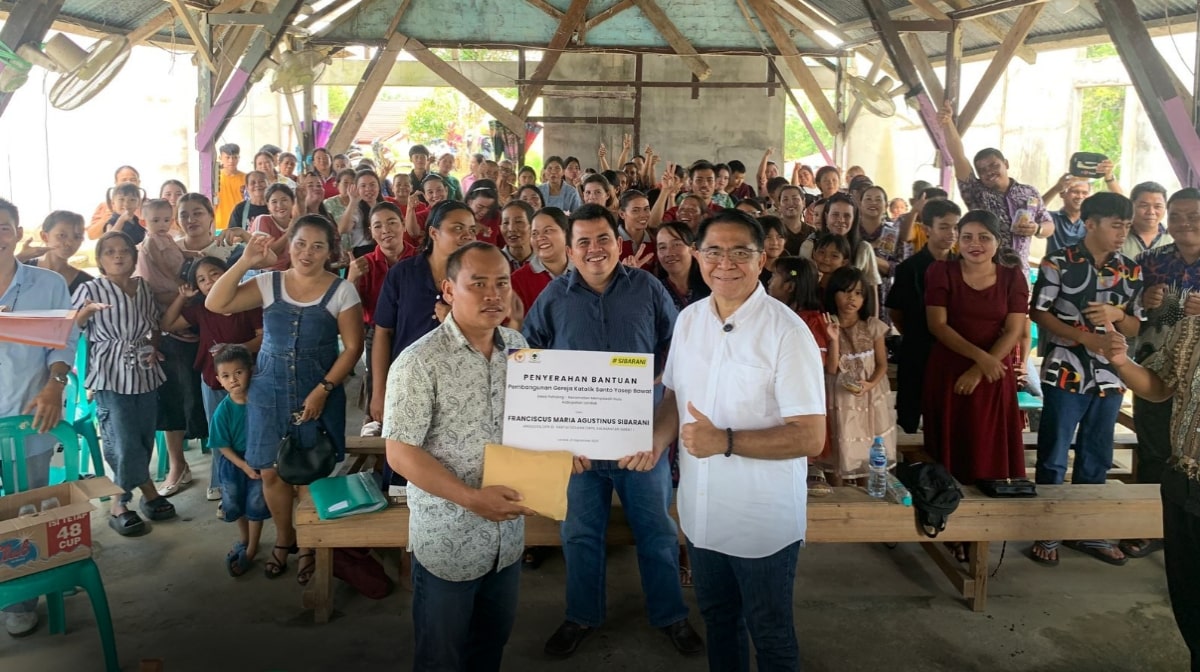 Franciscus Sibarani Bantu Pembangunan Atap Gereja St. Yosef Bawat yang Mangkrak Sejak 2022