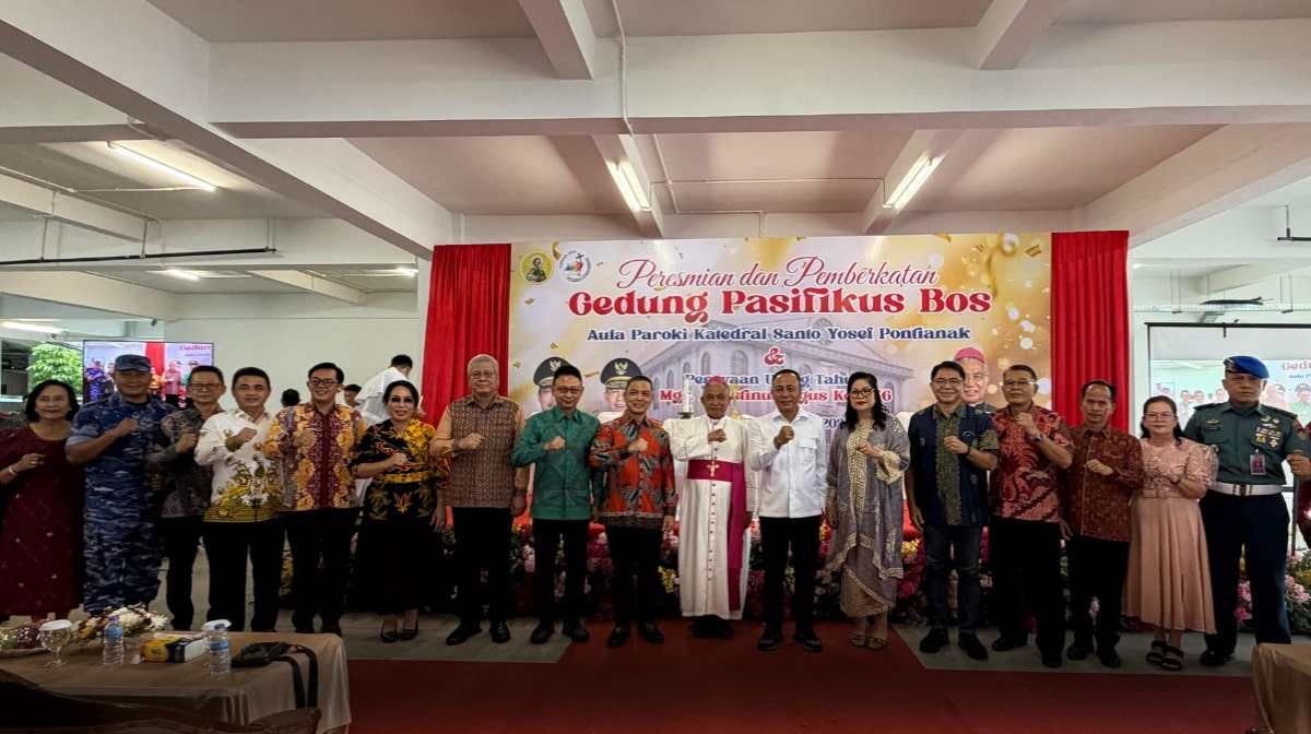 Franciscus Sibarani saat Foto Bersama dalam Acara Peresmian Gedung Serbaguna Pasifikus Bos di Katedral Pontianak