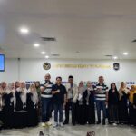 Anggota Komisi XIII DPR RI Fraksi Golkar foto bersama dimomen program Easy Passport di Kantor Imigrasi Pontianak