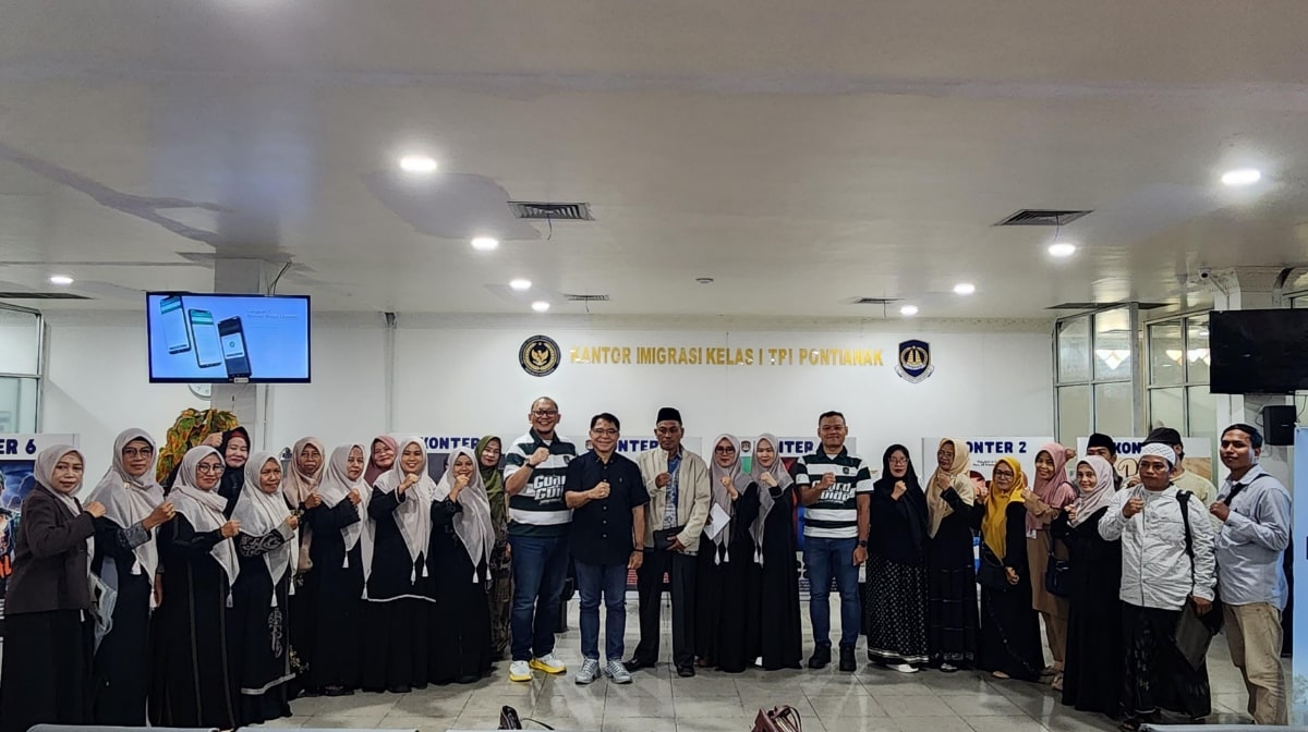 Anggota Komisi XIII DPR RI Fraksi Golkar foto bersama dimomen program Easy Passport di Kantor Imigrasi Pontianak