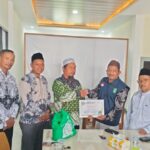 Ketua LAZISNU Ketapang Muhammad Maniri didampingi Ketua dan Sekretaris PCNU Ketapang menerima donasi dari Ketua MWCNU Sungai Melayu Rayak untuk korban Bencana Sumatera dan Aceh.