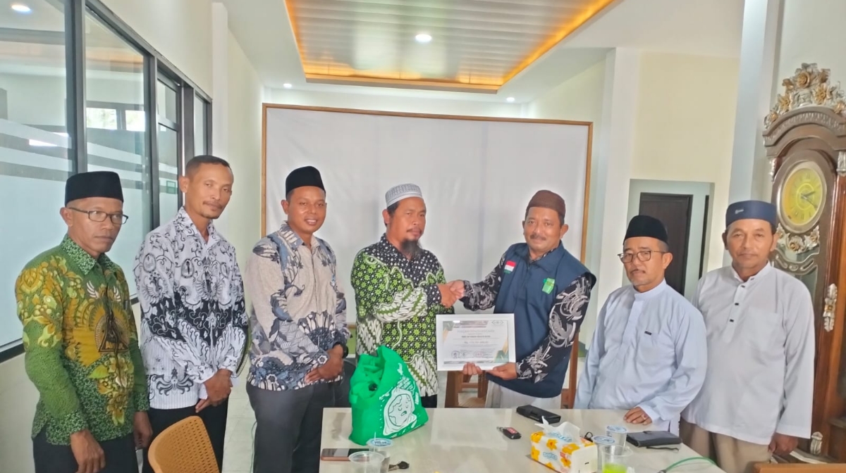 Ketua LAZISNU Ketapang Muhammad Maniri didampingi Ketua dan Sekretaris PCNU Ketapang menerima donasi dari Ketua MWCNU Sungai Melayu Rayak untuk korban Bencana Sumatera dan Aceh.