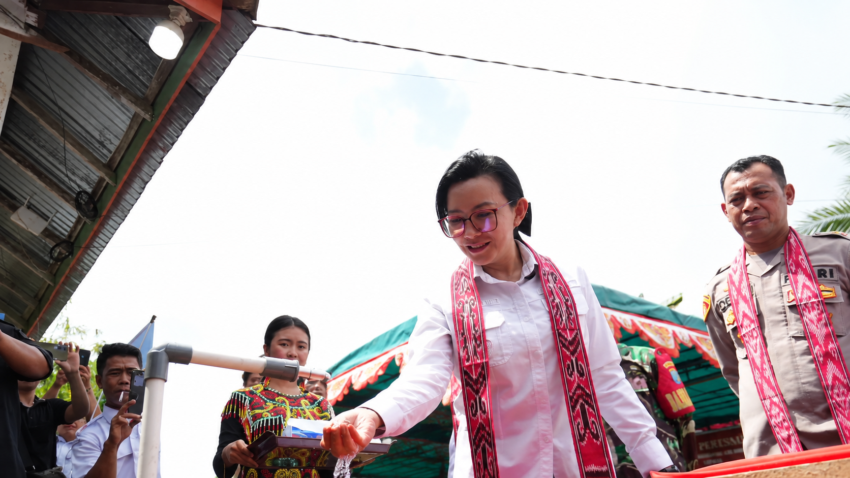 Warga Desa Sepangah Kabupaten Landak Kini Nikmati Air Bersih Berkat SPAM Warga Desa Sepangah Kabupaten Landak Kini Nikmati Air Bersih Berkat SPAM